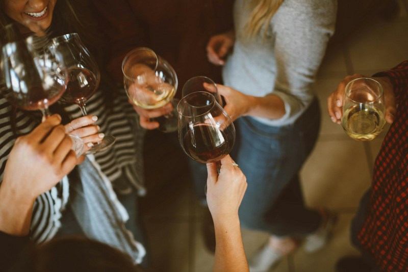 Как правильно держать бокал с вином
