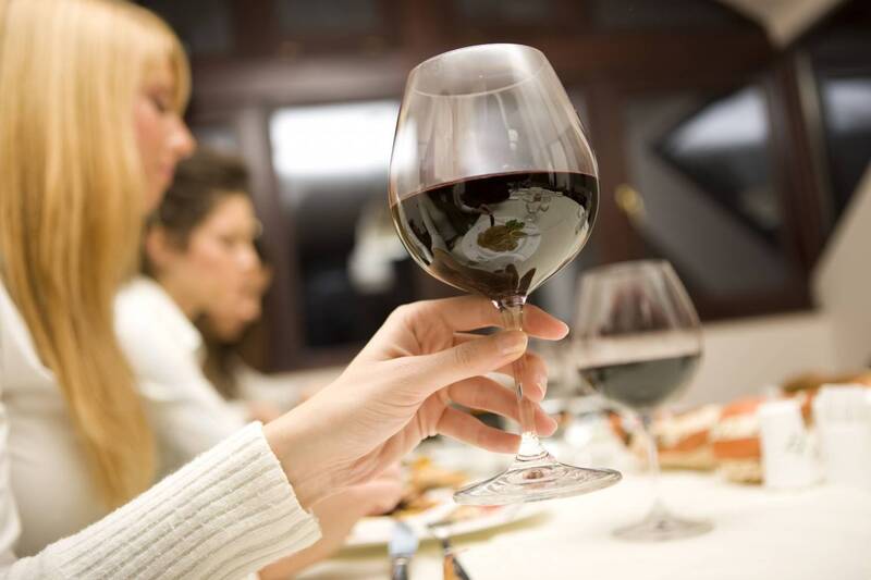 Как держать бокал с белым и красным вином