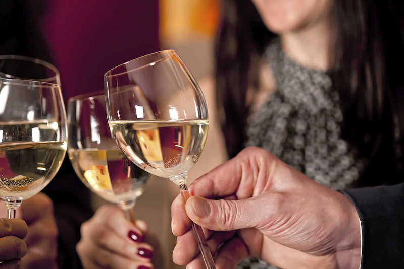 Как держать бокал с вином мужчинам и женщинам