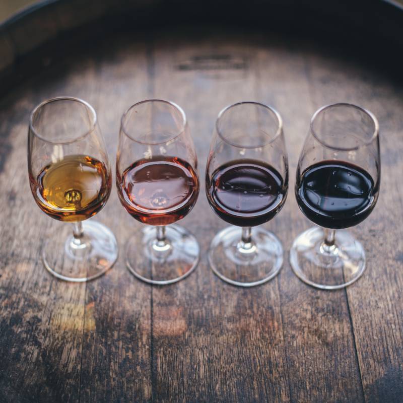 Как правильно пить вино: советы по выбору бокалов и закусок